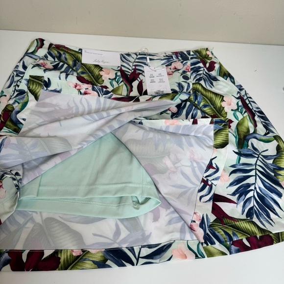 Lady Hagen Women's 16” Palm Overlap Golf Skort - Picture 7 of 12